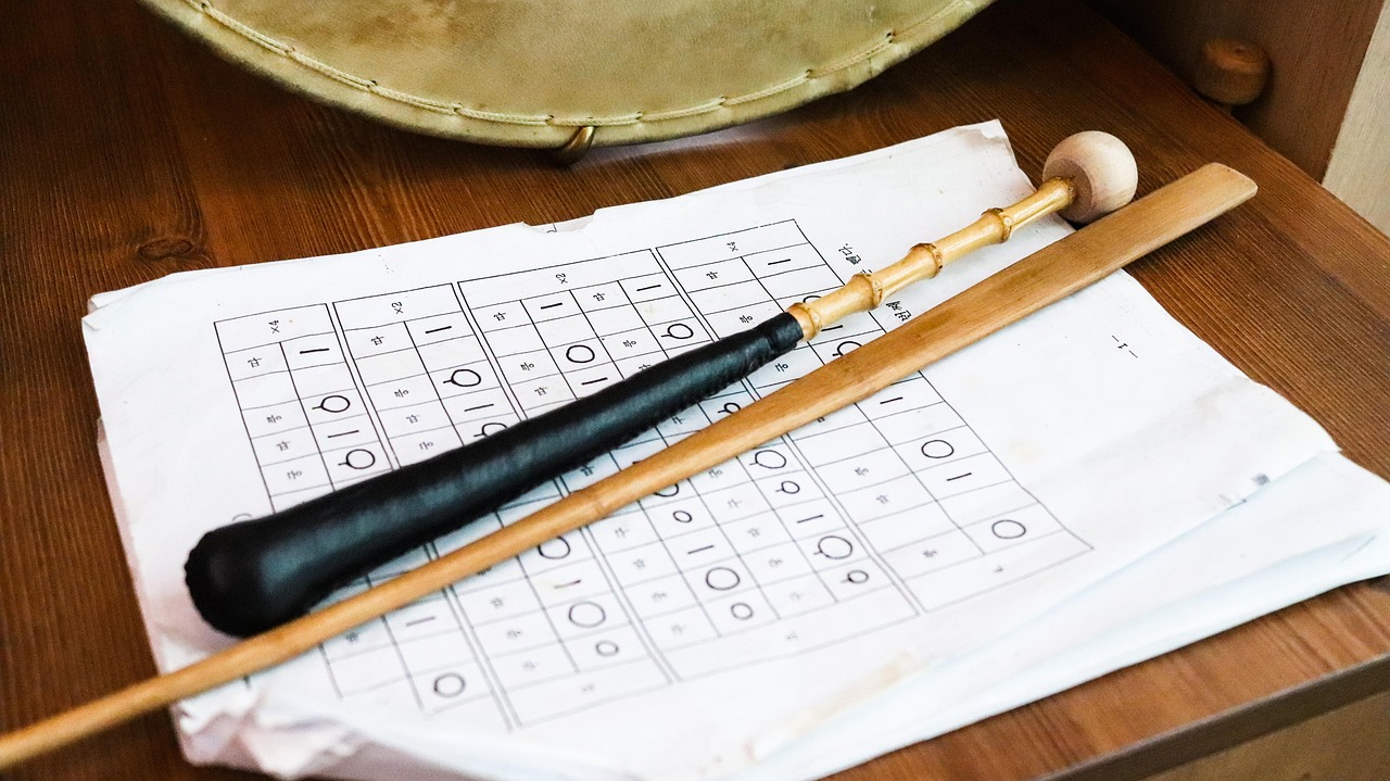 Goldene Glocken und Steine